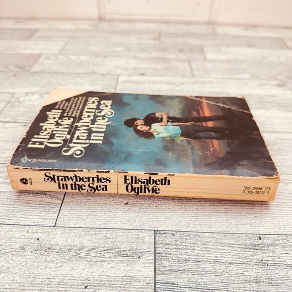 Strawberries In The Sea - Elisabeth Ogilvie 1977 Vtg Avon 1st Print Paperback PB - Picture 7 of 13